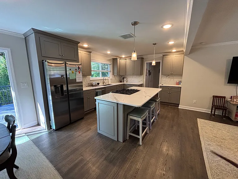 710 Danbury Dr — Photo 2