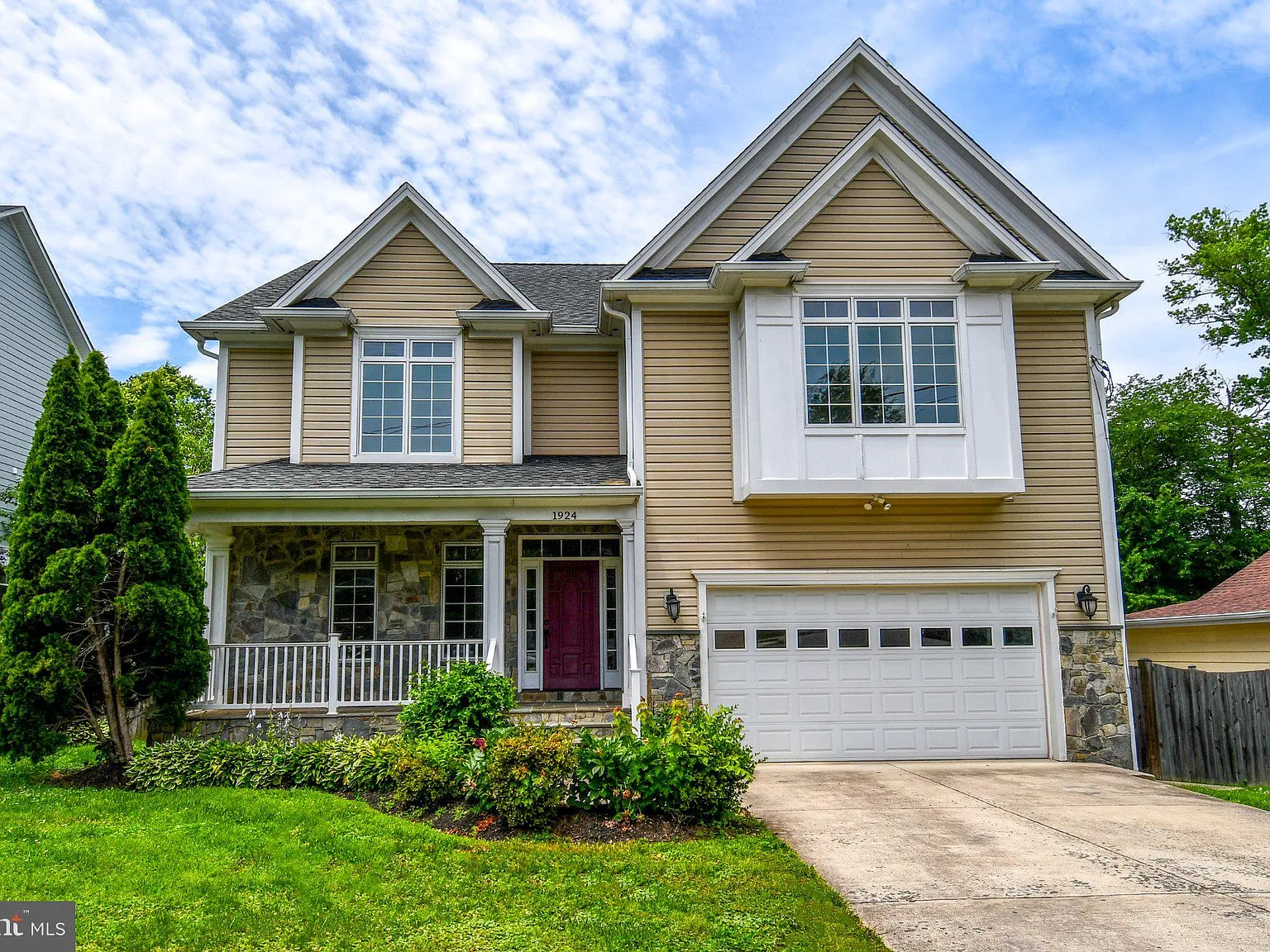 5 bed, 4.5 bath, 5556 sqft, $7,600 — Photo 1