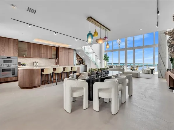 888 Biscayne Blvd #Penthouse 5704, Miami, FL 33132