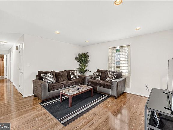 4th image of 504 E F St