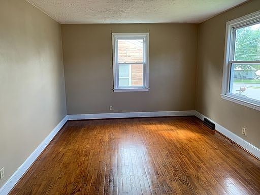 4th image of 117 Wood St