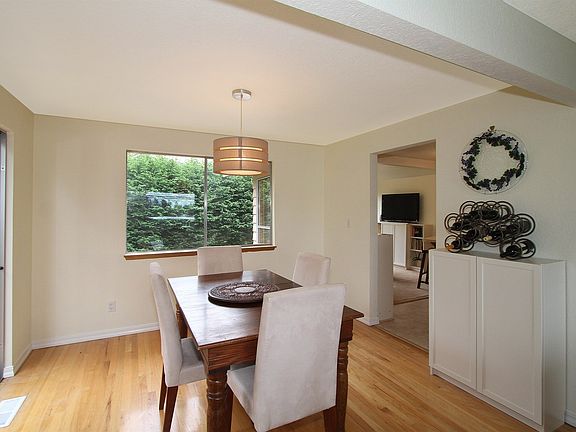 Dining opens to Deck