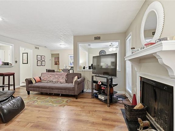 4th image of 4012 Woodridge Way