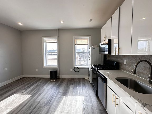 2nd image of 943 Pavonia Ave #33