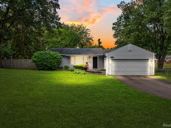 129 E Beechdale St, Commerce Township, MI 48382