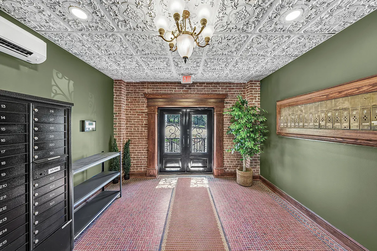 Building Photo - 208 Marshall St #13