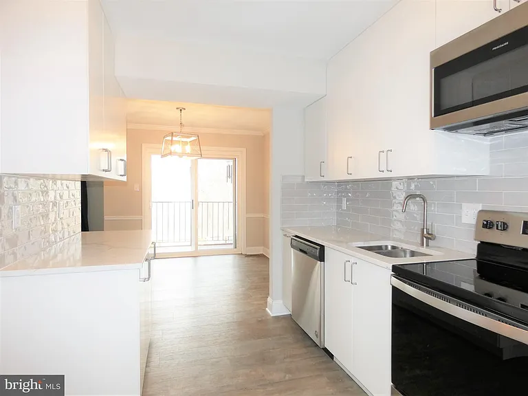 4128 Hamlin Ct — Photo 11