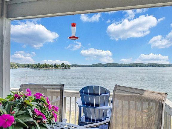 3rd image of 241 Peninsula Point Dr