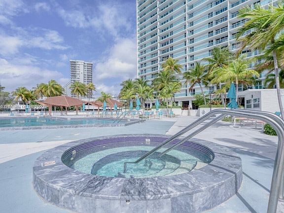 3rd image of 100 Bayview Dr APT 931