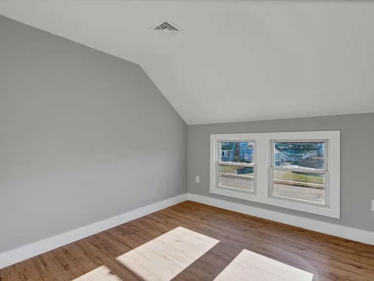 77 E Broad St — Photo 16