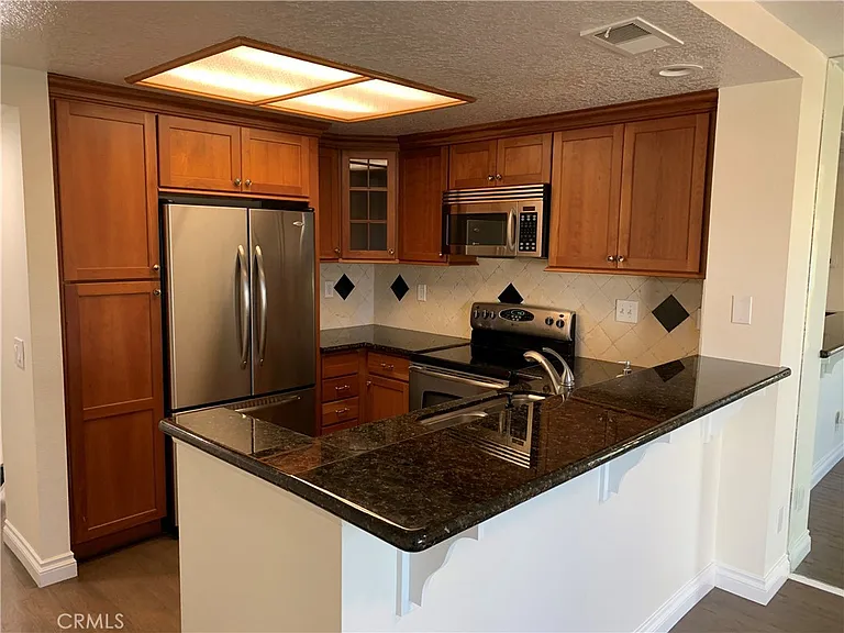 311 Stanford Ct — Photo 4