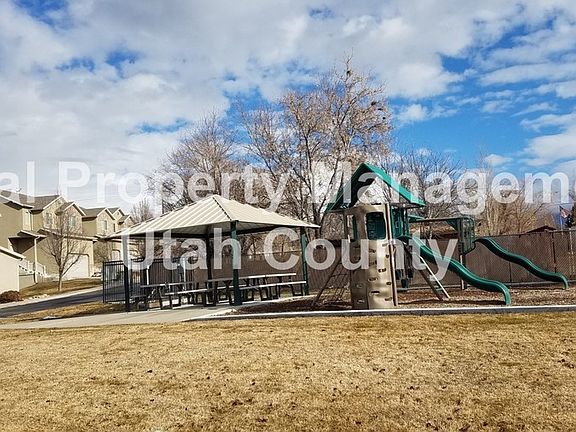 3rd image of 1946 N Hollow Ct