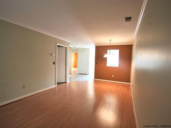 5th image of 218 Gregory Ct