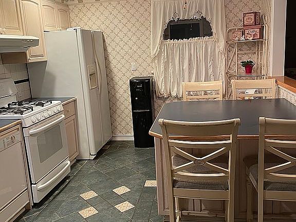 3rd image of 22 Woods Ln