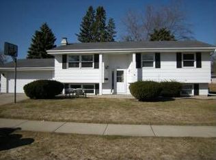 1135 Reichow St, Oshkosh, WI 54902