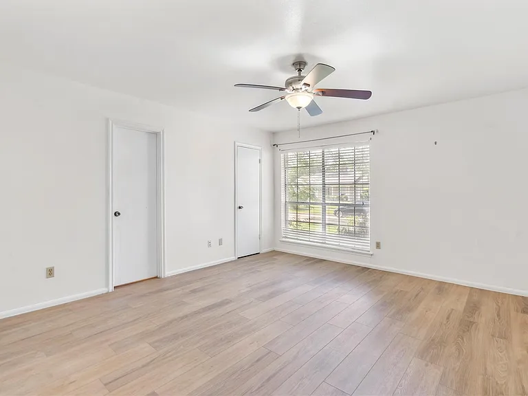 8903 Roos Rd — Photo 12