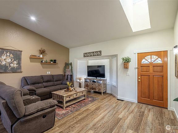 3rd image of 6328 Hogan Drive SE