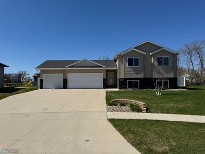5883 Autumn Dr S, Fargo, ND, 58104