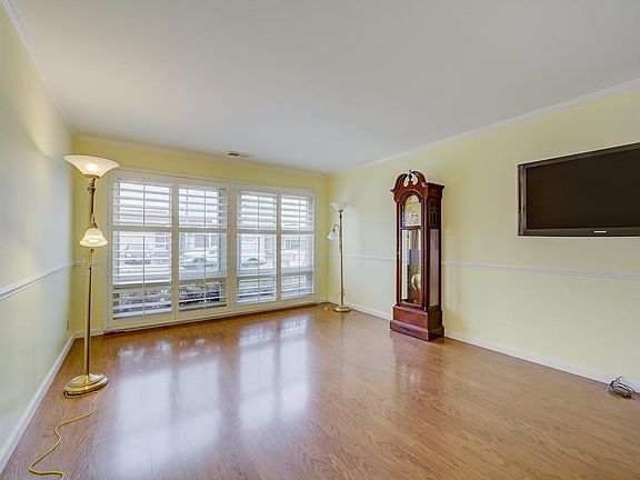 4th image of 160 Plymouth Cir