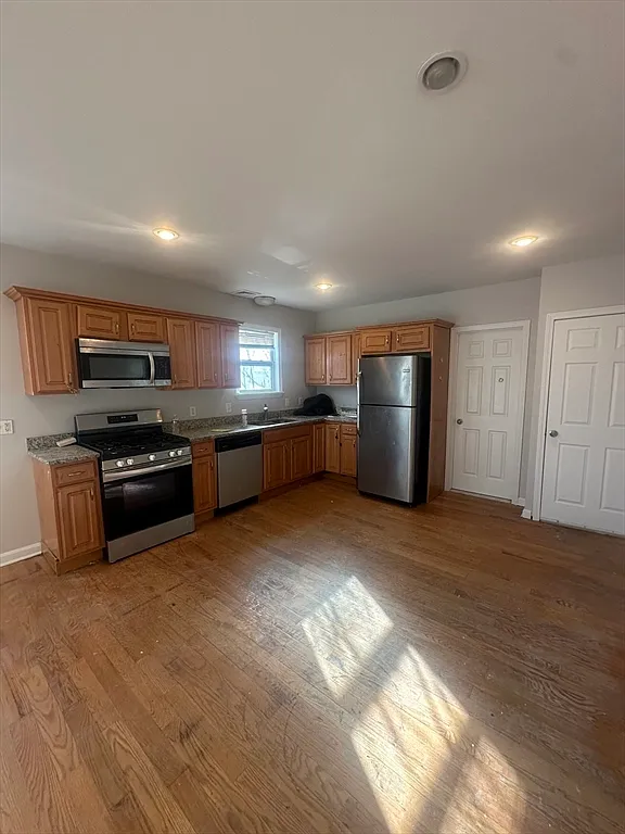 3 bed, 1.5 bath, 1000 sqft, $2,700 — Photo 1