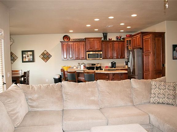 3rd image of 102 Woodridge Dr