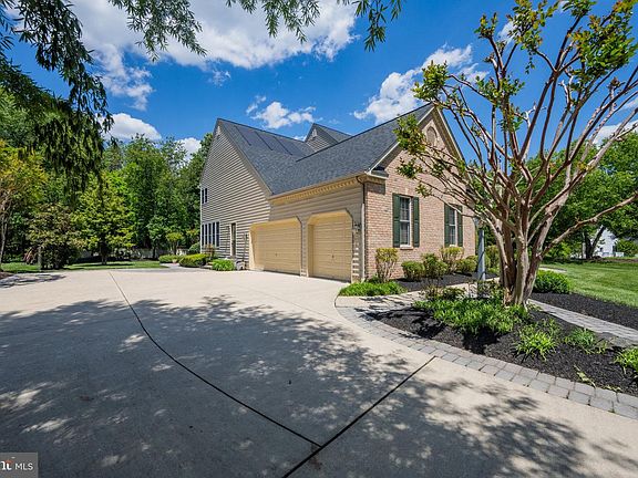 3rd image of 1302 Bluegrass Way