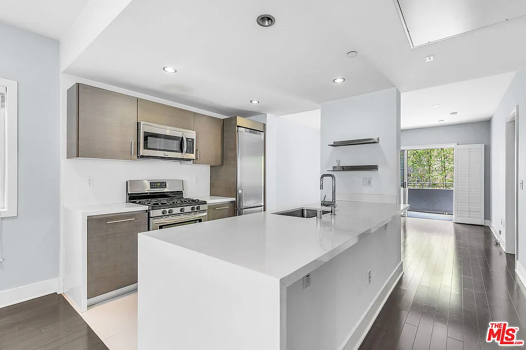 2 bed, 2.0 bath, 1028 sqft, $3,895 — Photo 3