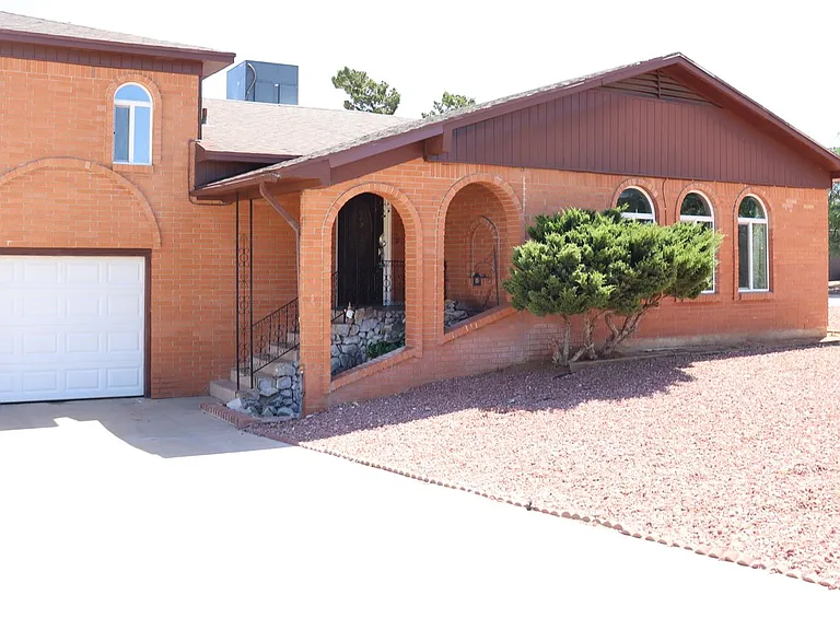 4365 Queens Way — Photo 1
