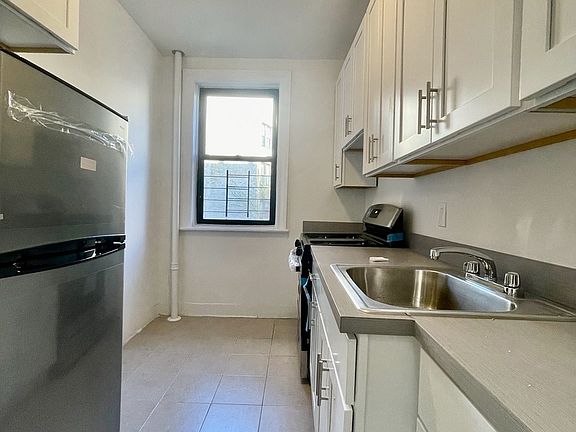 4th image of 1030 Carroll St #D