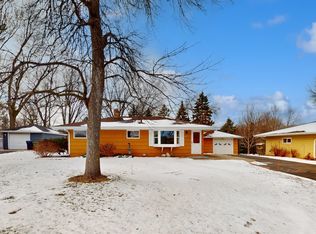 2733 Woodbridge St, Roseville, MN 55113