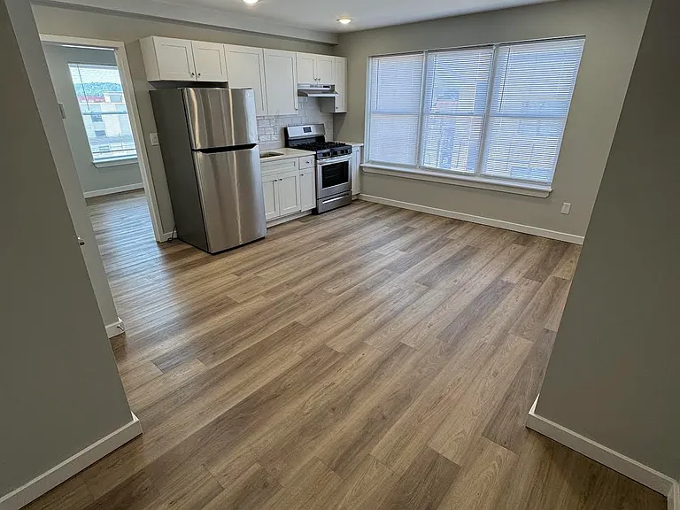 96 16th Ave — Photo 3