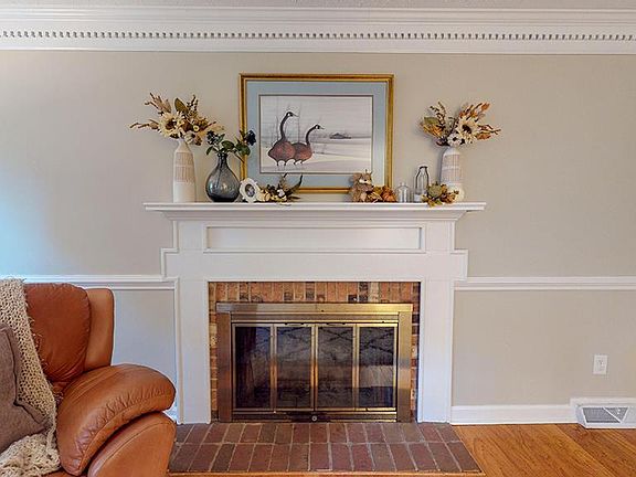 5th image of 125 Cambridge Cir