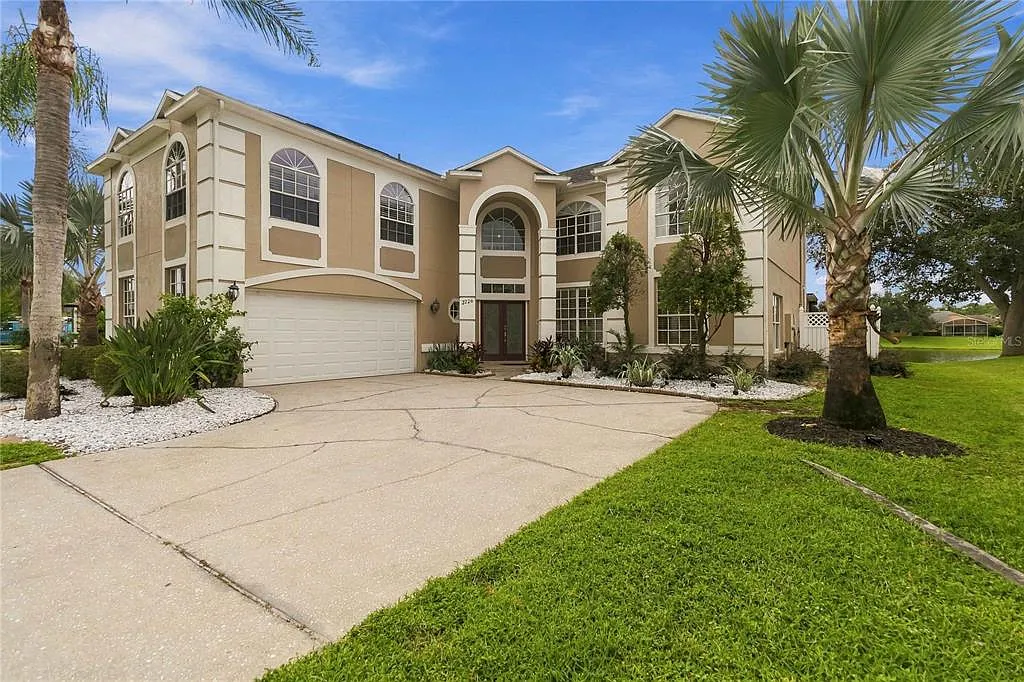 5 bed, 3.0 bath, 3883 sqft, $4,500 — Photo 1