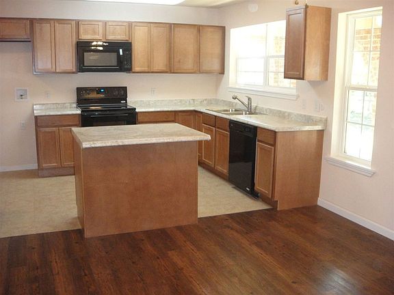 5th image of 380 Merritt Dr