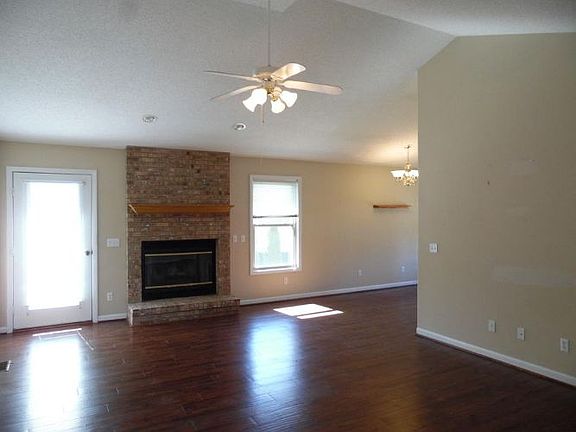 4th image of 102 Southgate Ln