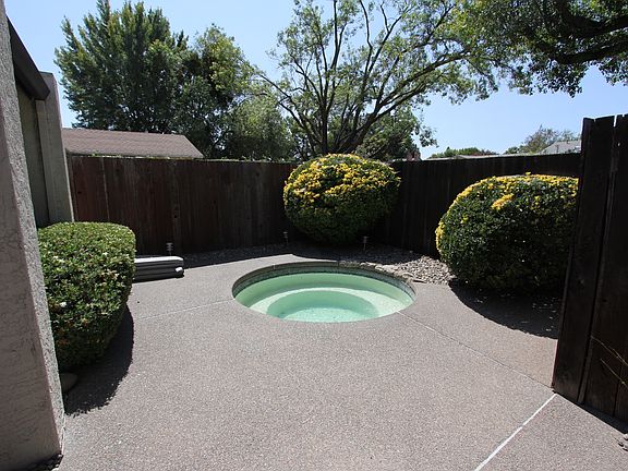 3rd image of 2767 Londonderry Dr