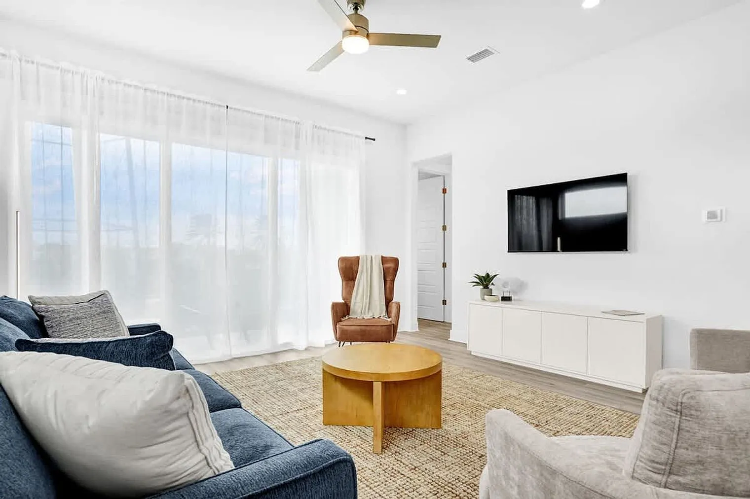 4 bed, 2.0 bath, 1862 sqft, $4,406 — Photo 3