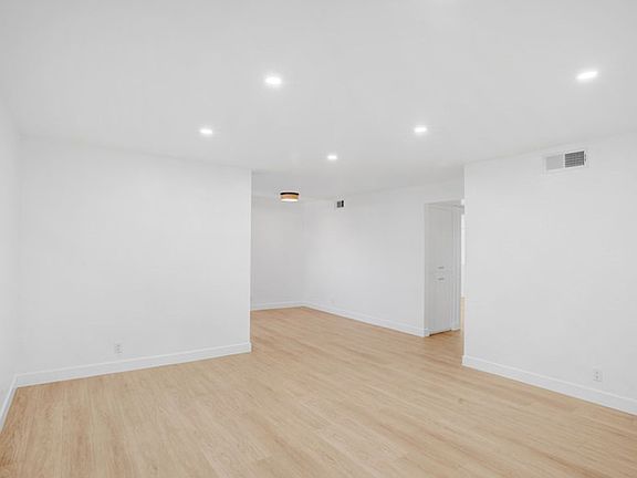 3rd image of 124-126 S Marengo Ave #3
