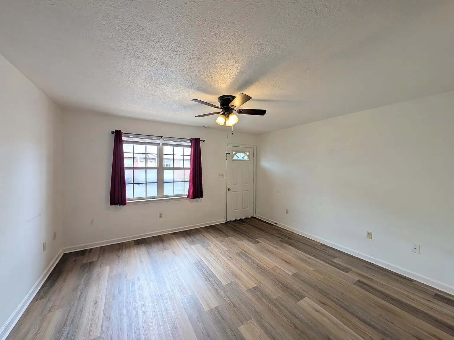 2 bed, 1.0 bath, $950 — Photo 2