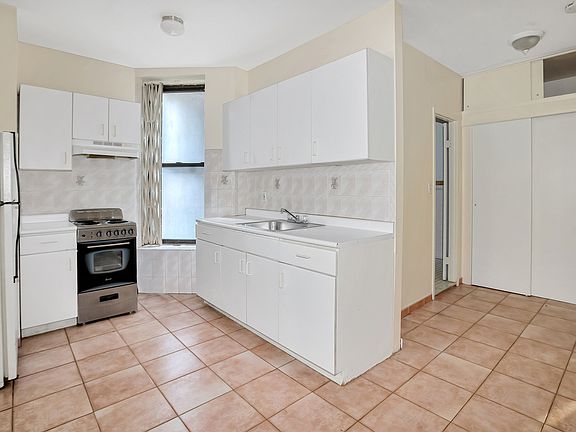 4th image of 225 E 35th St APT 4A