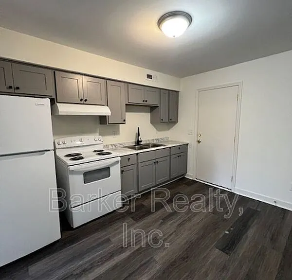 555-4 E Edenton St — Photo 16