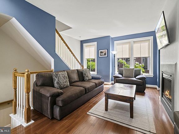 3rd image of 2509 S Kenmore Ct