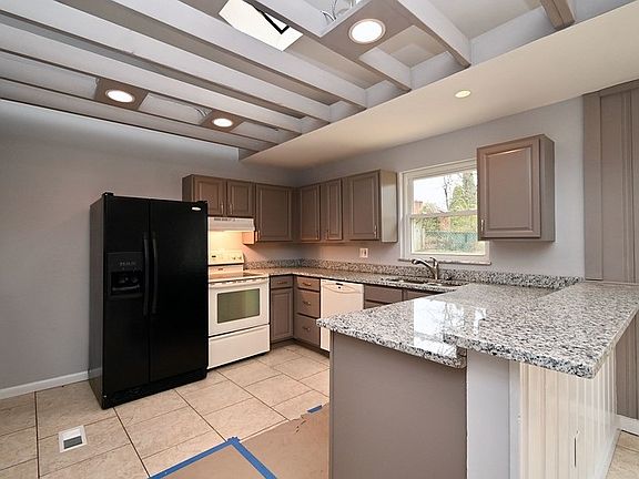 5th image of 62 Utz Dr