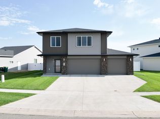 818 Albert Dr W, West Fargo, ND 58078