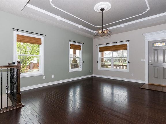 5th image of 215 Cambridge Dr