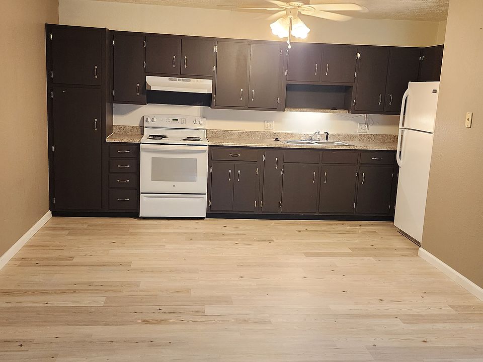 Large Kitchen - New Flooring, Lots of Cabinets and Newer Appliances