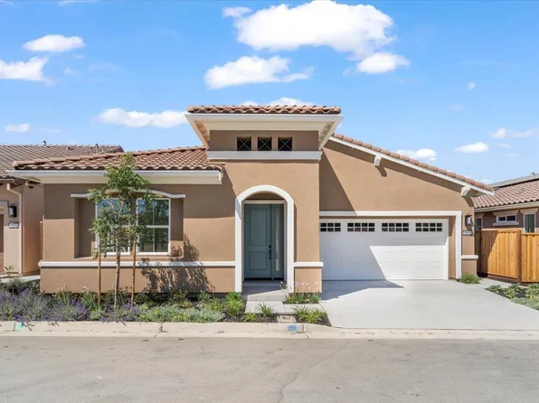 2112 Red Oak Dr, Hollister, CA 95023