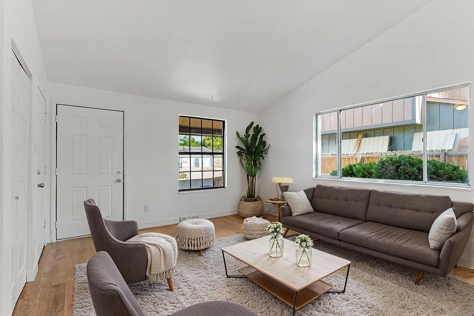3 bed, 1.5 bath, 1250 sqft, $2,400 — Photo 1