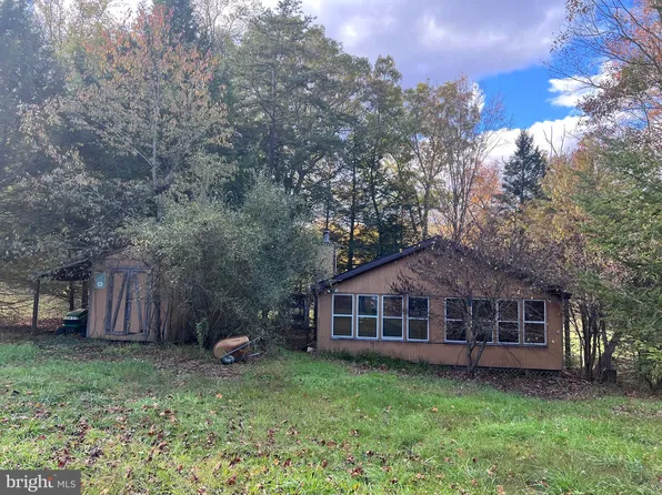 327 Foggy Bottom Ln, Berkeley Springs, WV 25411