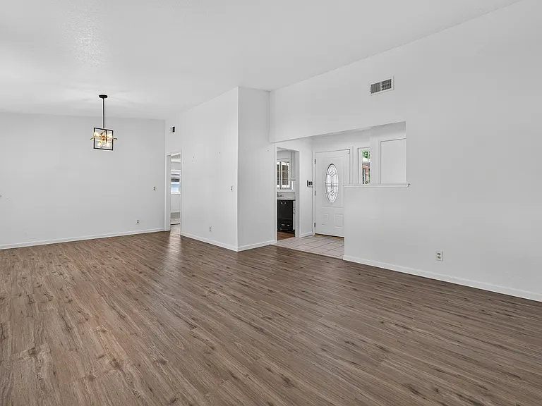 1118 Cresthaven Dr — Photo 3